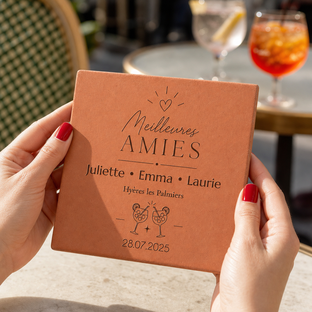 Cadeau amitié entre amies : tomette hexagonale personnalisée, terre cuite de Salernes gravée au laser, tenue en terrasse.