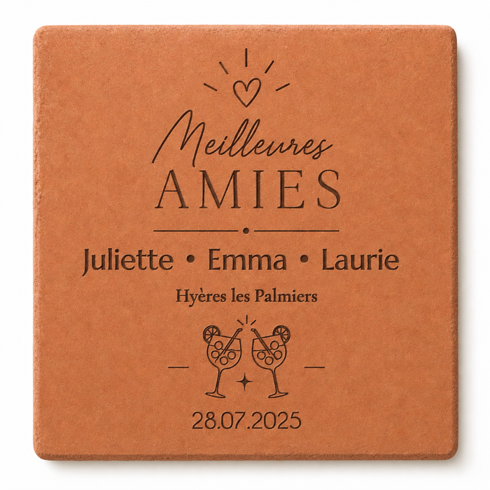 Cadeau amitié entre amies : tomette hexagonale personnalisée, terre cuite de Salernes gravée au laser, tenue en terrasse.