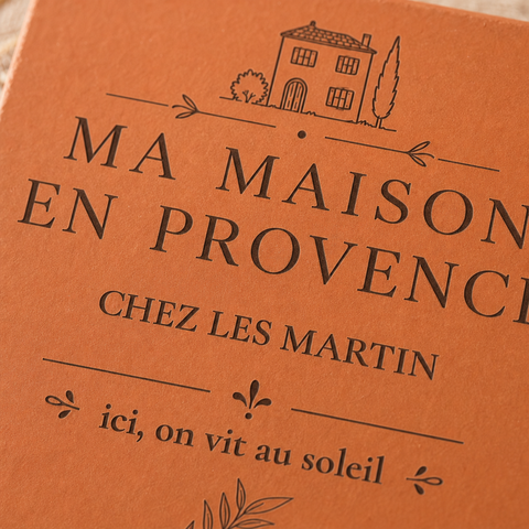 Gros plan sur la maison et les inscriptions Ma maison en Provence et Chez les Martin gravées.