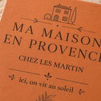 Cadeau crémaillère : tomette hexagonale personnalisée, terre cuite de Salernes gravée au laser, tenue en main devant la lavande.