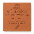 Cadeau crémaillère : tomette hexagonale personnalisée, terre cuite de Salernes gravée au laser, tenue en main devant la lavande.