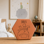 Cadeau famille pour enfant : tomette hexagonale personnalisée, terre cuite de Salernes gravée au laser.