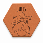 Cadeau famille pour enfant : tomette hexagonale personnalisée, terre cuite de Salernes gravée au laser.