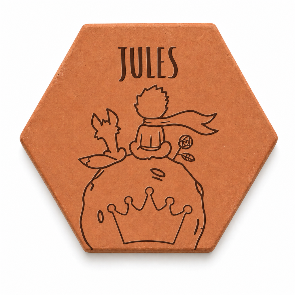Cadeau famille pour enfant : tomette hexagonale personnalisée, terre cuite de Salernes gravée au laser.