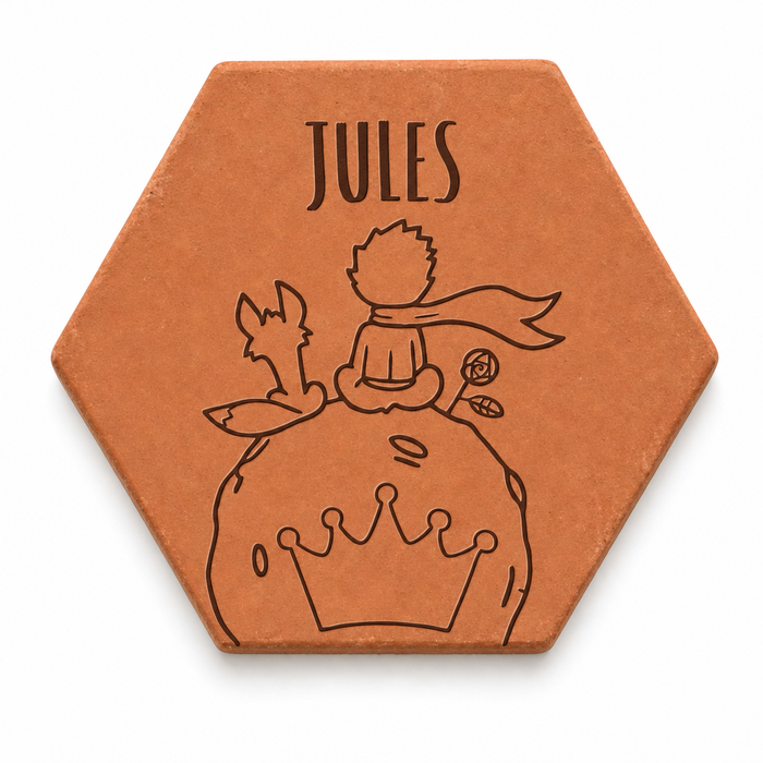 Cadeau famille pour enfant : tomette hexagonale personnalisée, terre cuite de Salernes gravée au laser.