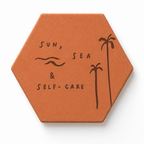 Cadeau bord de mer : tomette hexagonale personnalisée en terre cuite de Salernes gravée au laser, photo de vacances.