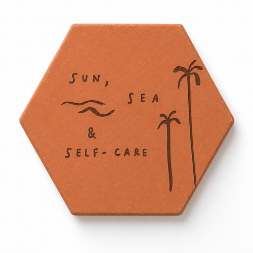 Cadeau bord de mer : tomette hexagonale personnalisée en terre cuite de Salernes gravée au laser, photo de vacances.