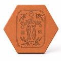 Cadeau souvenir de Provence : tomette hexagonale personnalisée en terre cuite de Salernes gravée au laser, port en fond.