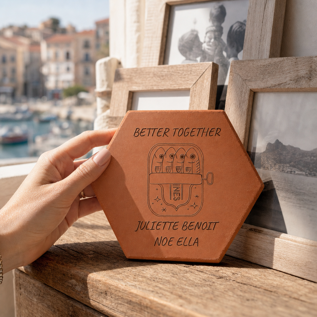 Cadeau famille personnalisé, tomette hexagonale personnalisée en terre cuite de Salernes gravée au laser.