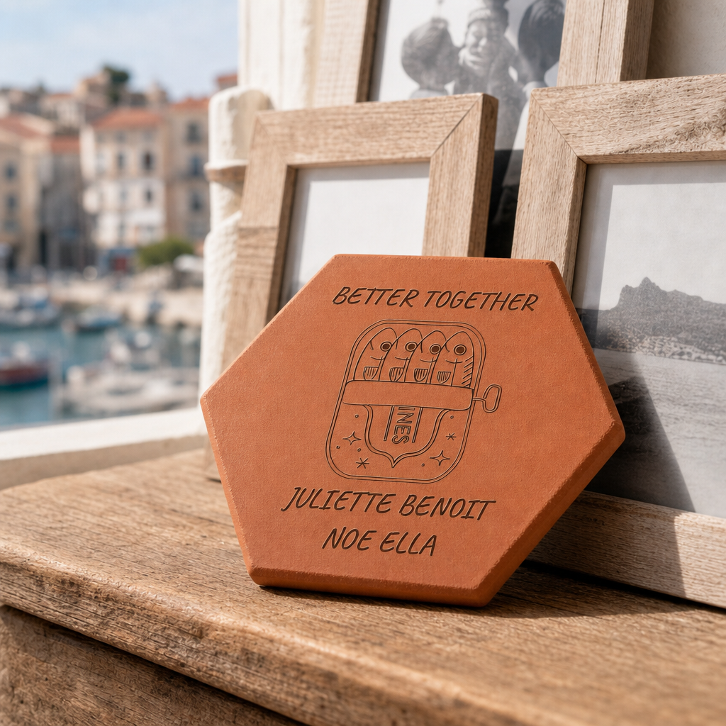 Cadeau famille personnalisé, tomette hexagonale personnalisée en terre cuite de Salernes gravée au laser.