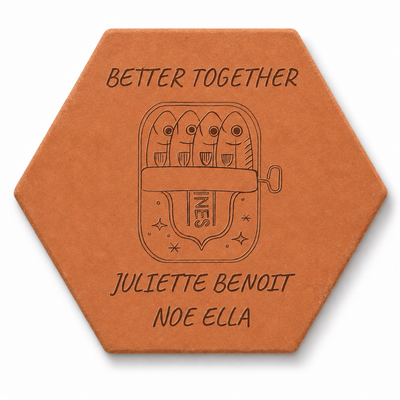 Cadeau famille personnalisé, tomette hexagonale personnalisée en terre cuite de Salernes gravée au laser.