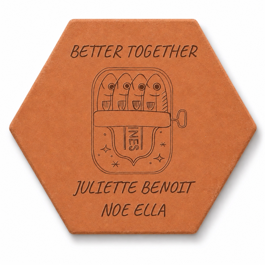 Cadeau famille personnalisé, tomette hexagonale personnalisée en terre cuite de Salernes gravée au laser.