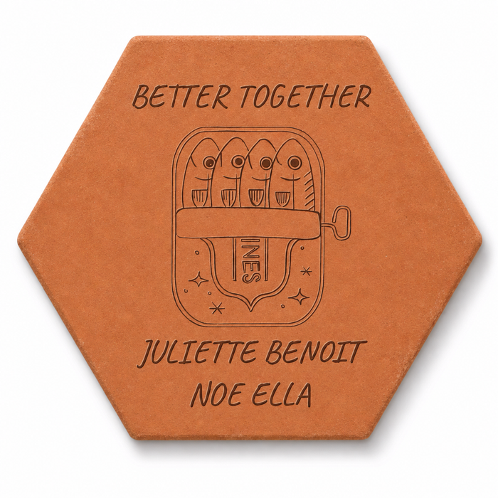 Cadeau famille personnalisé, tomette hexagonale personnalisée en terre cuite de Salernes gravée au laser.