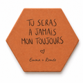 Saint-Valentin, tomette hexagonale personnalisée en terre cuite de Salernes gravée au laser, tenue dans une main féminine.