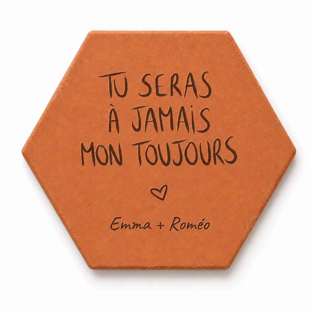 Saint-Valentin, tomette hexagonale personnalisée en terre cuite de Salernes gravée au laser, tenue dans une main féminine.