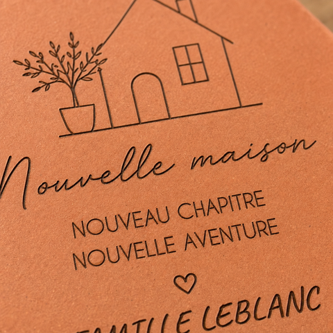 Détail de la maison et du message Nouveau chapitre, nouvelle aventure gravés sur la tomette.