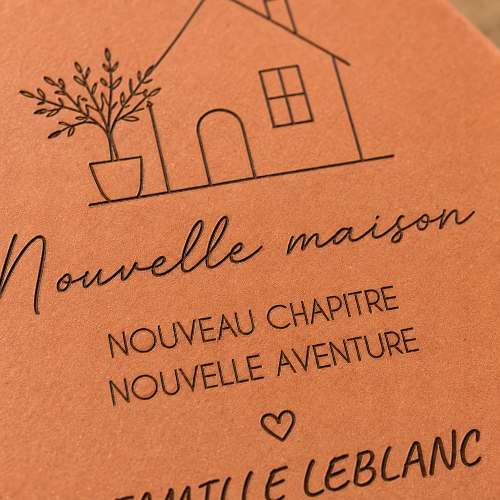 Cadeau crémaillère : tomette hexagonale personnalisée en terre cuite de Salernes gravée au laser.