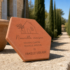 Cadeau crémaillère : tomette hexagonale personnalisée en terre cuite de Salernes gravée au laser.