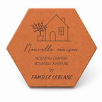 Cadeau crémaillère : tomette hexagonale personnalisée en terre cuite de Salernes gravée au laser.