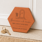 Cadeau de crémaillère : tomette hexagonale personnalisée en terre cuite de Salernes gravée au laser dans une entrée sobre.
