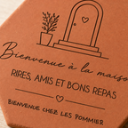 Cadeau de crémaillère : tomette hexagonale personnalisée en terre cuite de Salernes gravée au laser dans une entrée sobre.