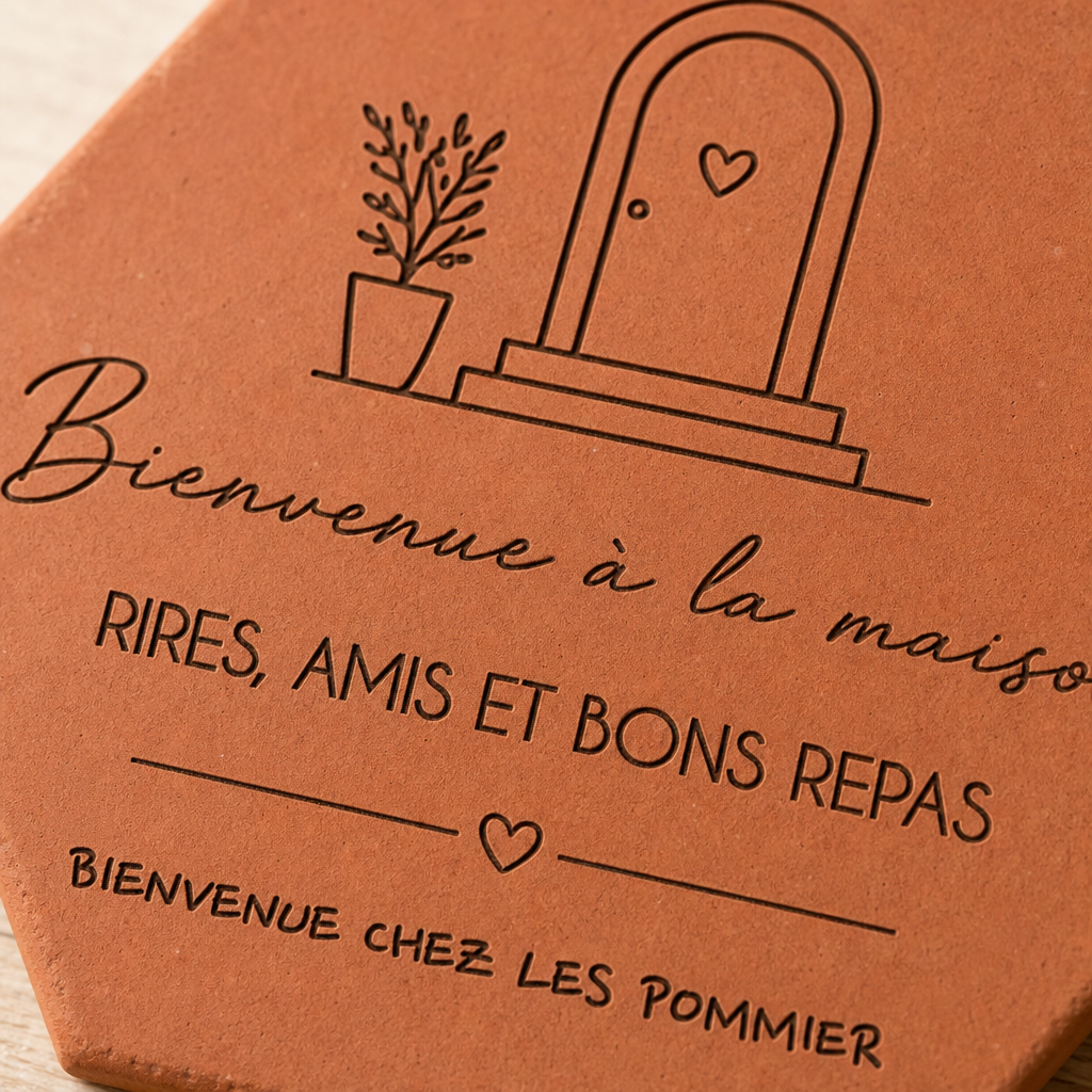 Cadeau de crémaillère : tomette hexagonale personnalisée en terre cuite de Salernes gravée au laser dans une entrée sobre.