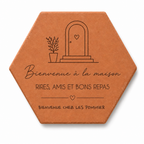 Cadeau de crémaillère : tomette hexagonale personnalisée en terre cuite de Salernes gravée au laser dans une entrée sobre.