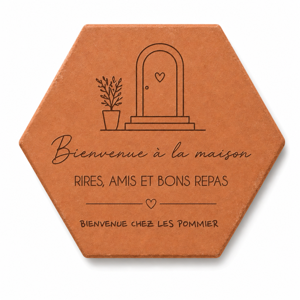 Cadeau de crémaillère : tomette hexagonale personnalisée en terre cuite de Salernes gravée au laser dans une entrée sobre.