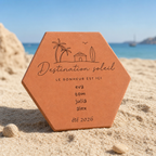 Souvenir de vacances avec tomette hexagonale personnalisée, terre cuite de Salernes gravée au laser.
