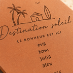 Souvenir de vacances avec tomette hexagonale personnalisée, terre cuite de Salernes gravée au laser.