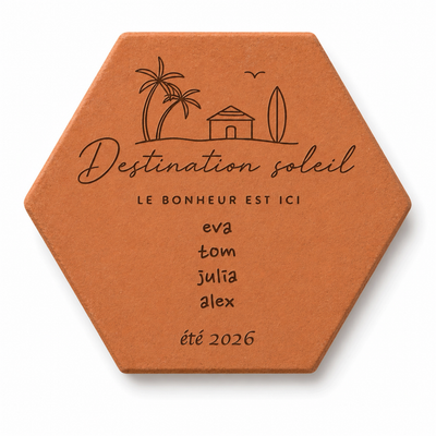 Souvenir de vacances avec tomette hexagonale personnalisée, terre cuite de Salernes gravée au laser.