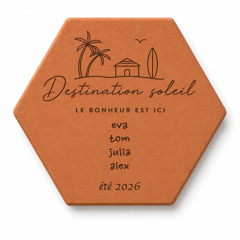Tomette souvenir personnalisée « Destination soleil », quatre prénoms et été 2026 gravés, sur fond blanc.