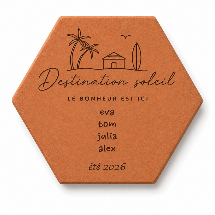 Souvenir de vacances avec tomette hexagonale personnalisée, terre cuite de Salernes gravée au laser.