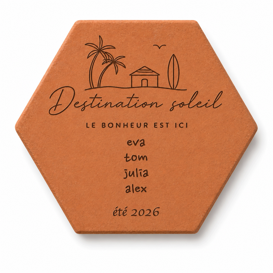 Tomette souvenir personnalisée « Destination soleil », quatre prénoms et été 2026 gravés, sur fond blanc.