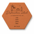 Souvenir de vacances avec tomette hexagonale personnalisée, terre cuite de Salernes gravée au laser.