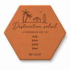 Souvenir de vacances avec tomette hexagonale personnalisée, terre cuite de Salernes gravée au laser.