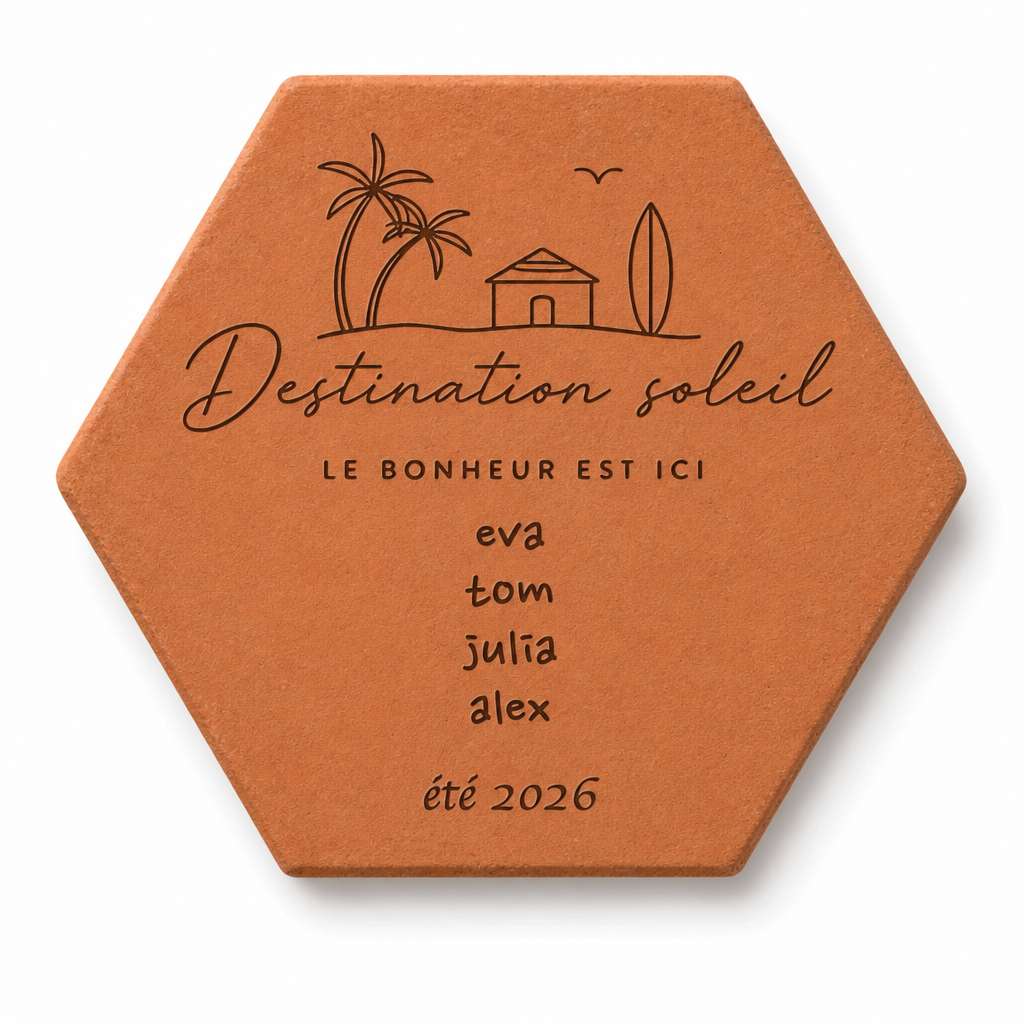 Souvenir de vacances avec tomette hexagonale personnalisée, terre cuite de Salernes gravée au laser.