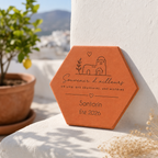 Souvenir de retour de voyage, tomette hexagonale personnalisée en terre cuite de Salernes gravée au laser.