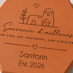 Souvenir de retour de voyage, tomette hexagonale personnalisée en terre cuite de Salernes gravée au laser.