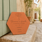 Vacances en famille : tomette hexagonale personnalisée en terre cuite de Salernes gravée au laser.