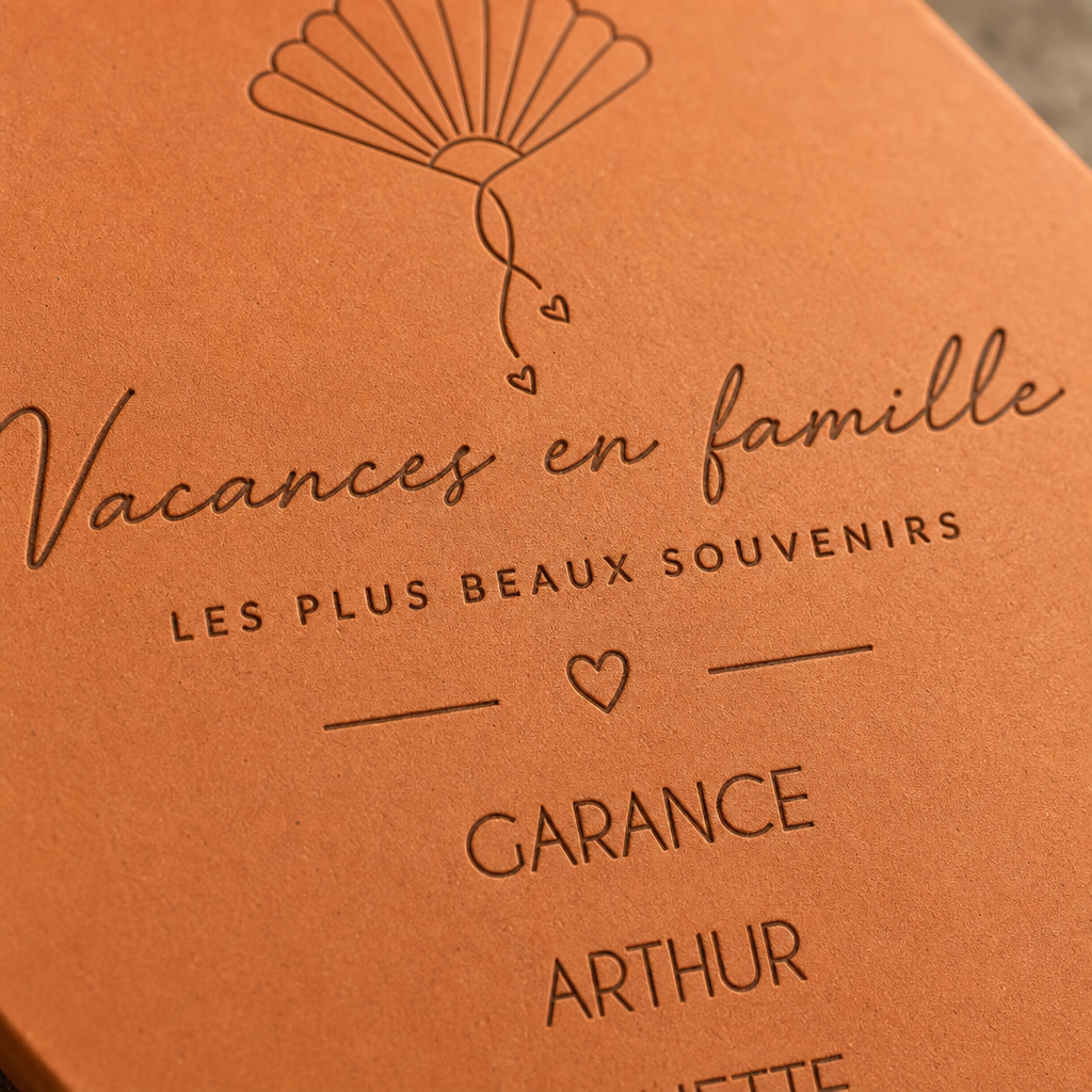 Vacances en famille : tomette hexagonale personnalisée en terre cuite de Salernes gravée au laser.