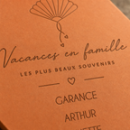 Vacances en famille : tomette hexagonale personnalisée en terre cuite de Salernes gravée au laser.