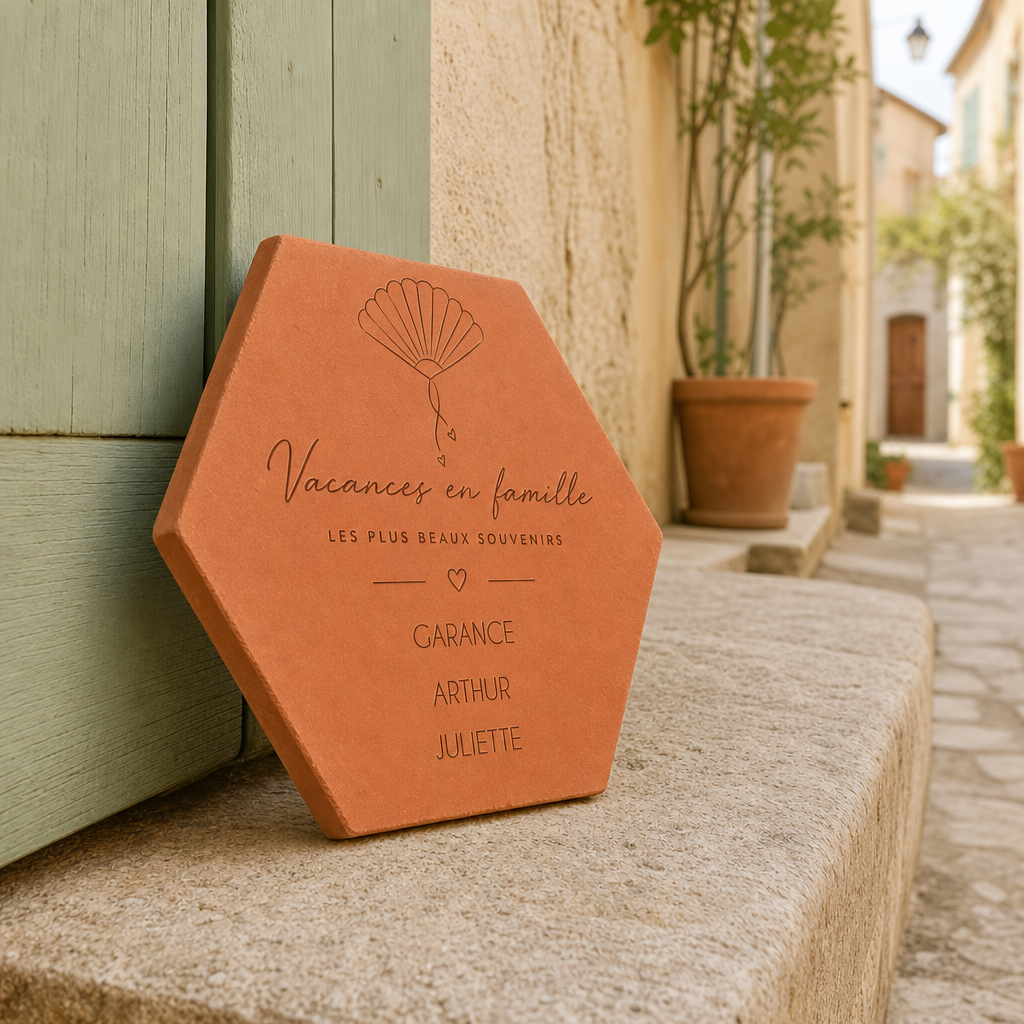 Vacances en famille : tomette hexagonale personnalisée en terre cuite de Salernes gravée au laser.