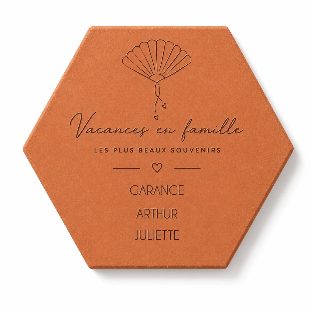 Vacances en famille : tomette hexagonale personnalisée en terre cuite de Salernes gravée au laser.