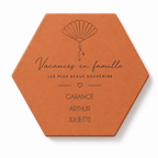 Vacances en famille : tomette hexagonale personnalisée en terre cuite de Salernes gravée au laser.