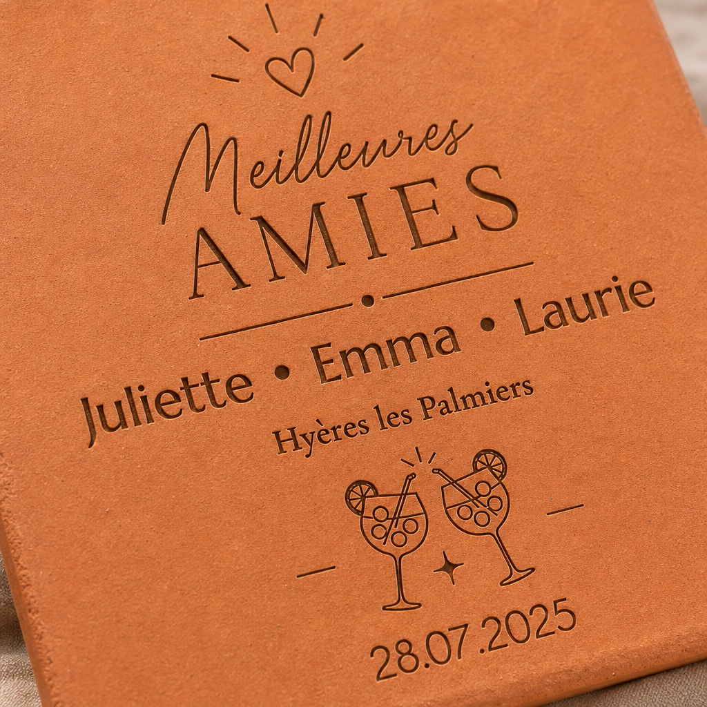 Cadeau entre amies : tomette hexagonale personnalisée, terre cuite de Salernes gravée au laser, tenue à la main.