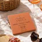 Cadeau entre amies : tomette hexagonale personnalisée, terre cuite de Salernes gravée au laser, tenue à la main.