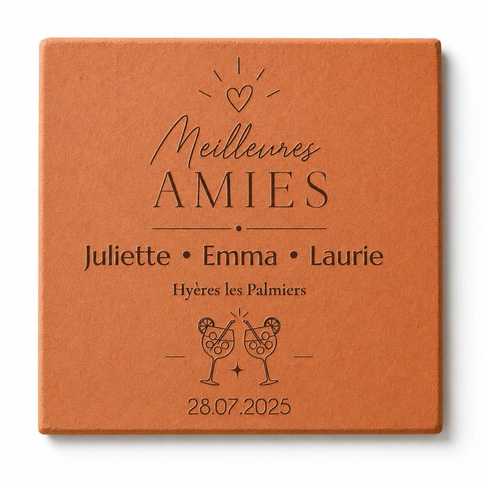 Cadeau entre amies : tomette hexagonale personnalisée, terre cuite de Salernes gravée au laser, tenue à la main.