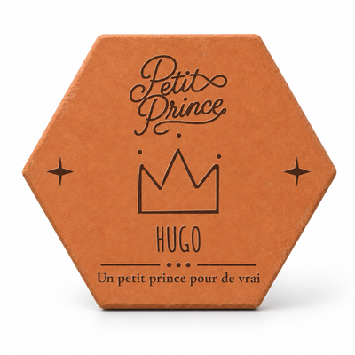 Cadeau famille pour enfant dans une chambre de garçon, tomette hexagonale personnalisée, terre cuite de Salernes gravée au laser.