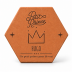 Tomette personnalisée « Petit Prince », Hugo et couronne gravés, sur fond blanc.